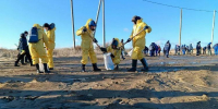 В посёлке Веселовке очистили от мазута центральный пляж - Газета Таманский Вестник