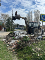 Специалисты МБУ «Общественно-социальный центр» проводят мероприятия по благоустройству городского поселения